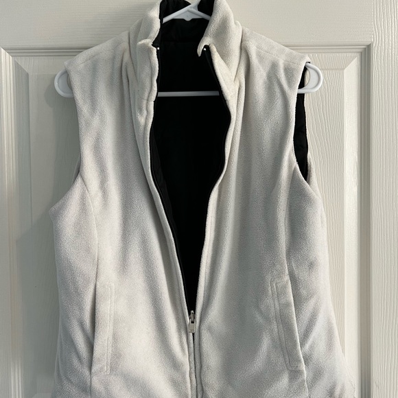 Reversible Izod, black-and-white vest - Picture 4 of 6